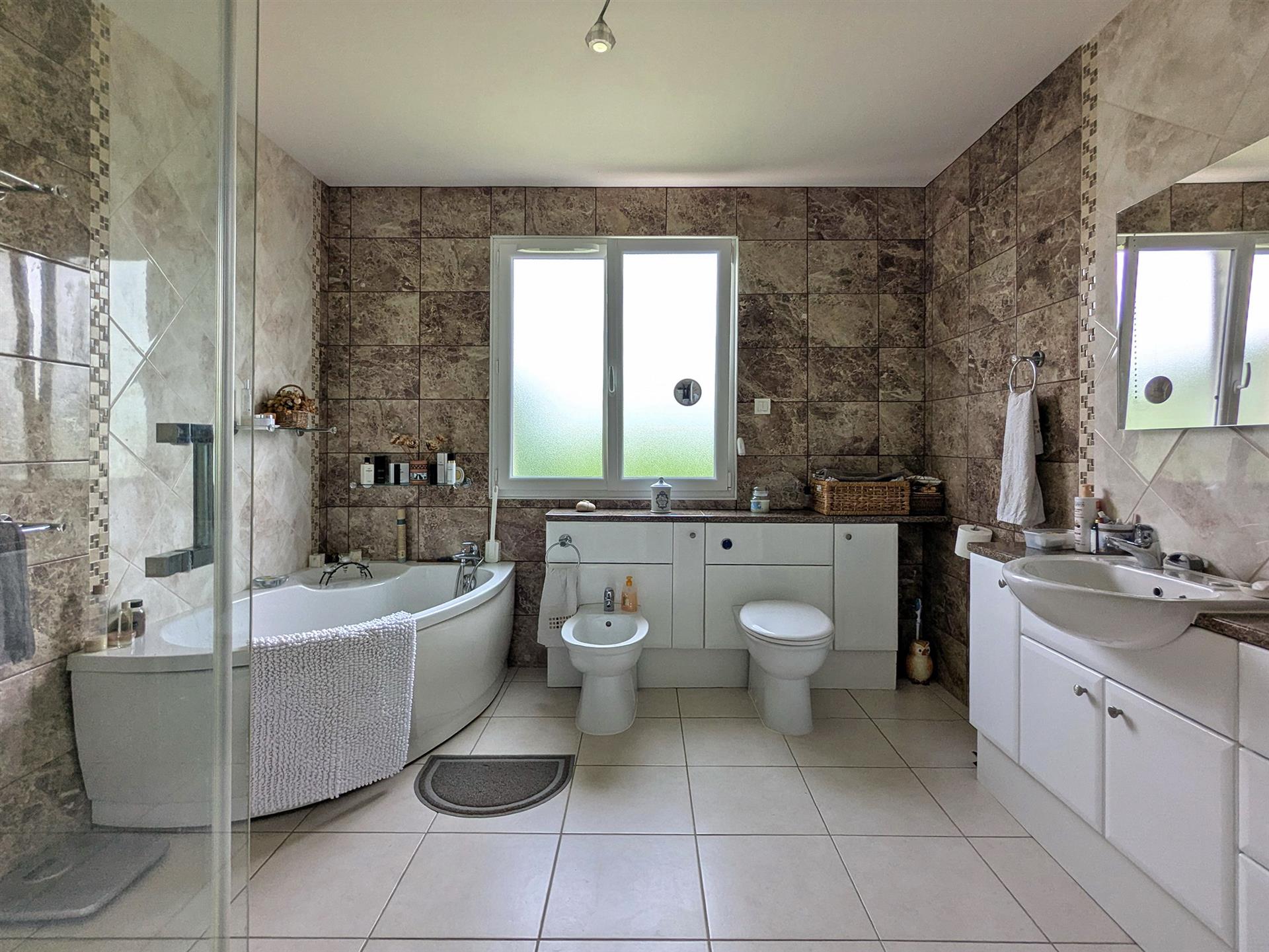 Maison village, plain-pied, 2012, 286 m², piscine, Dpe "A"