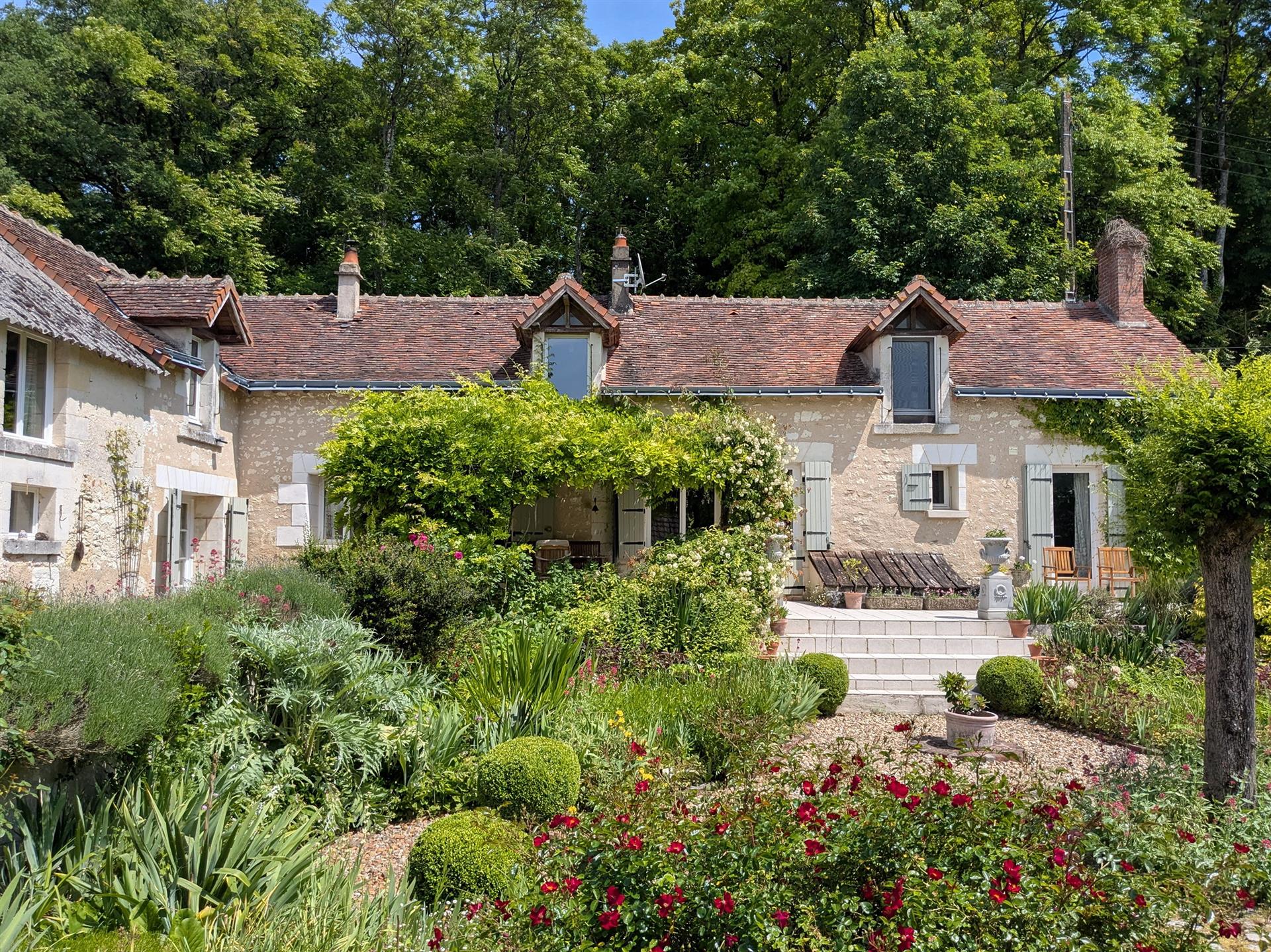 Renovated longère, 270m²,impeccable garden, pool
