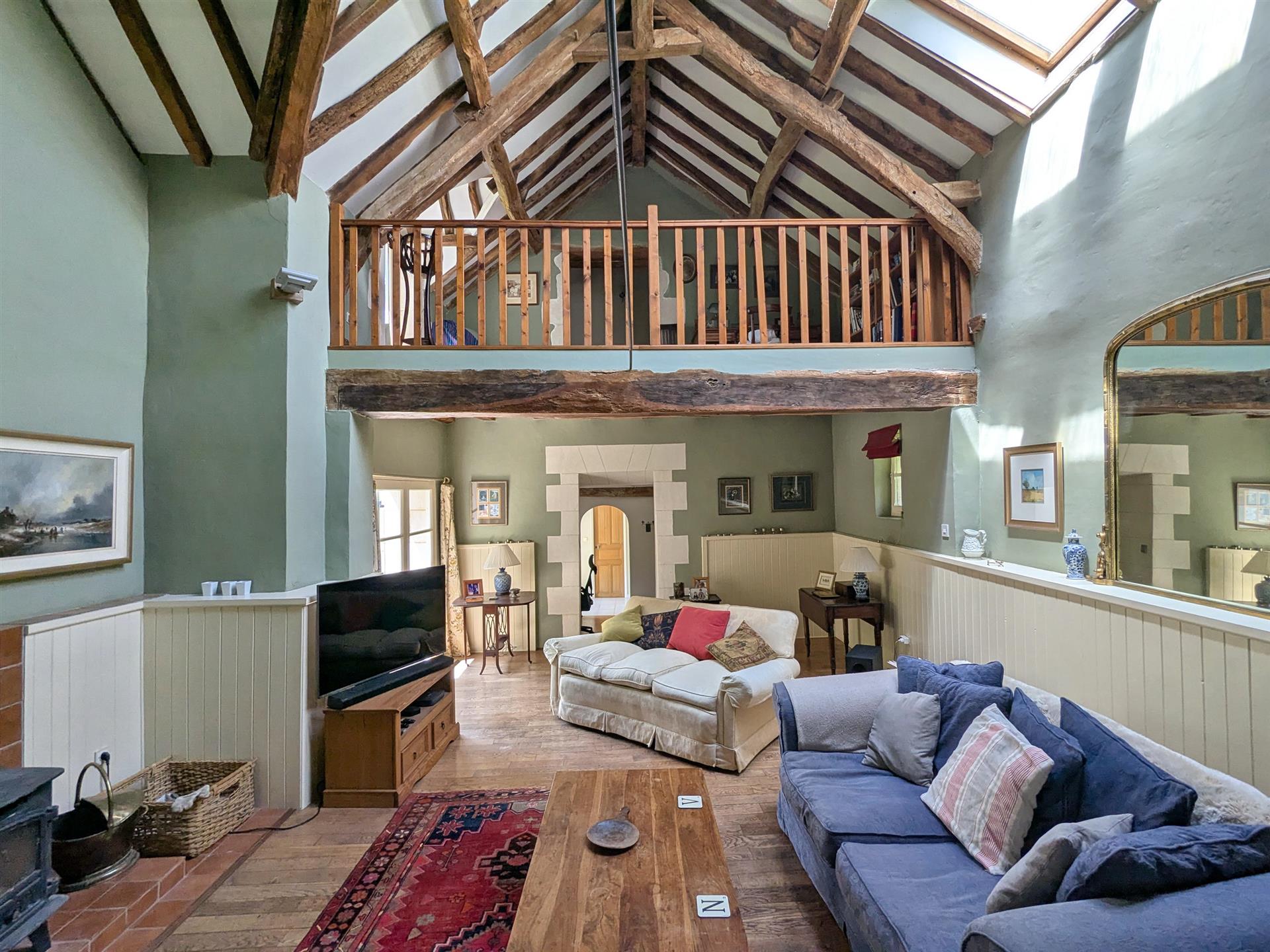 Renovated longère, 270m²,impeccable garden, pool