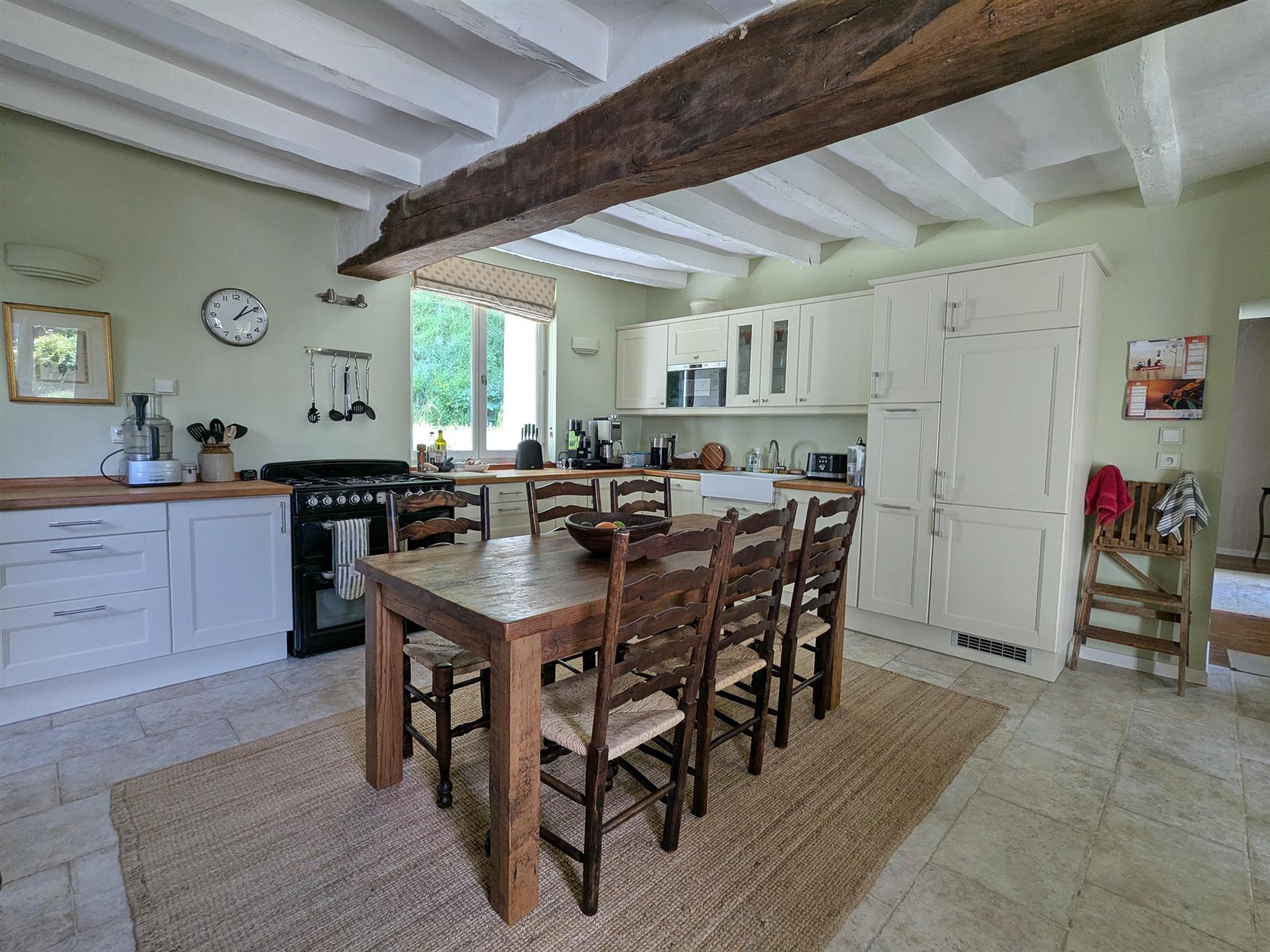 Renovated longère, 270m²,impeccable garden, pool