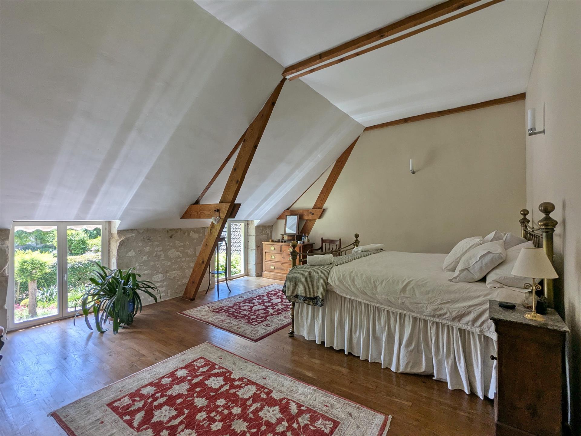 Renovated longère, 270m²,impeccable garden, pool
