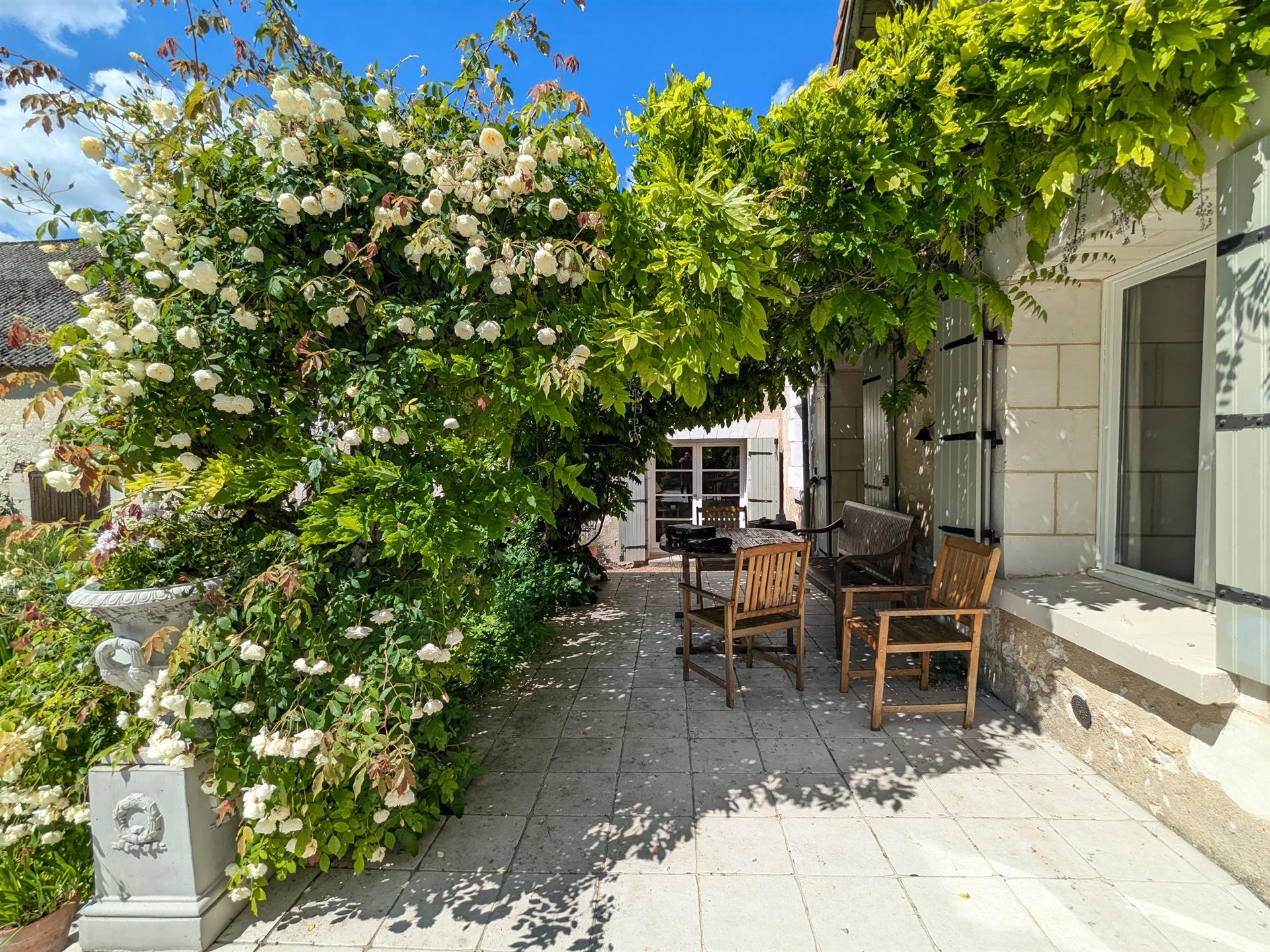 Renovated longère, 270m²,impeccable garden, pool