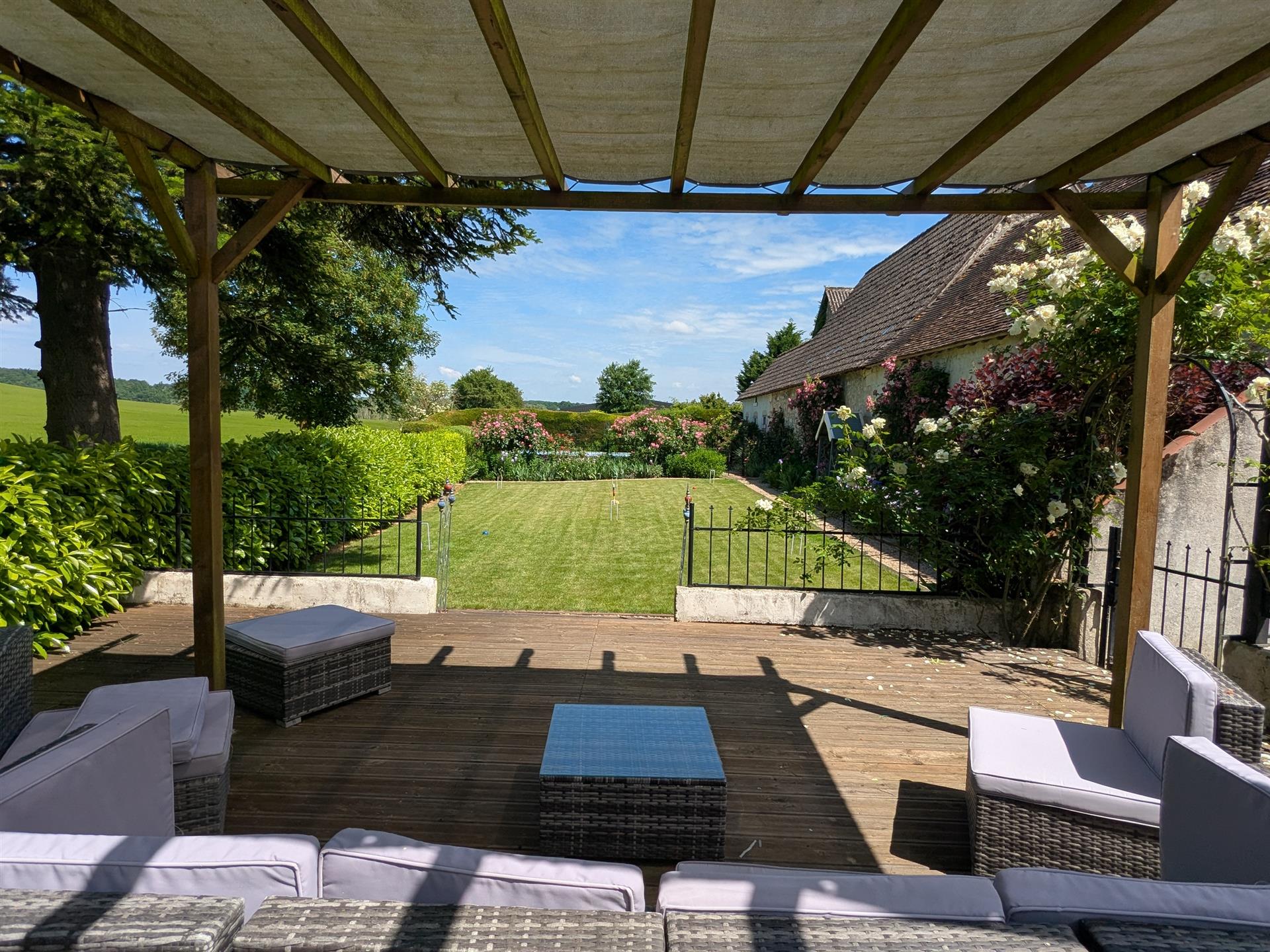 Renovated longère, 270m²,impeccable garden, pool