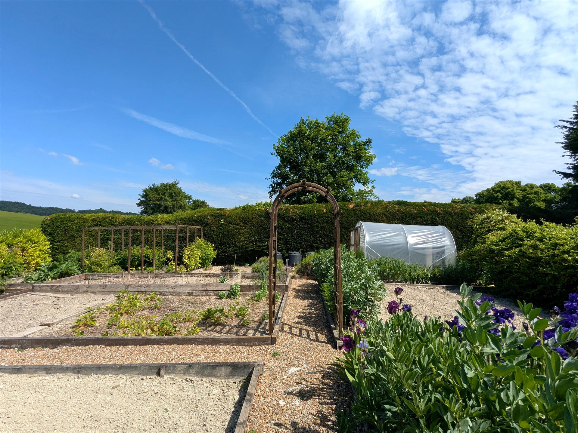 Renovated longère, 270m²,impeccable garden, pool