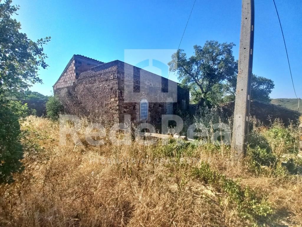 Land with Ruin located in Sítio das Éguas - Salir, municipality of Loulé.