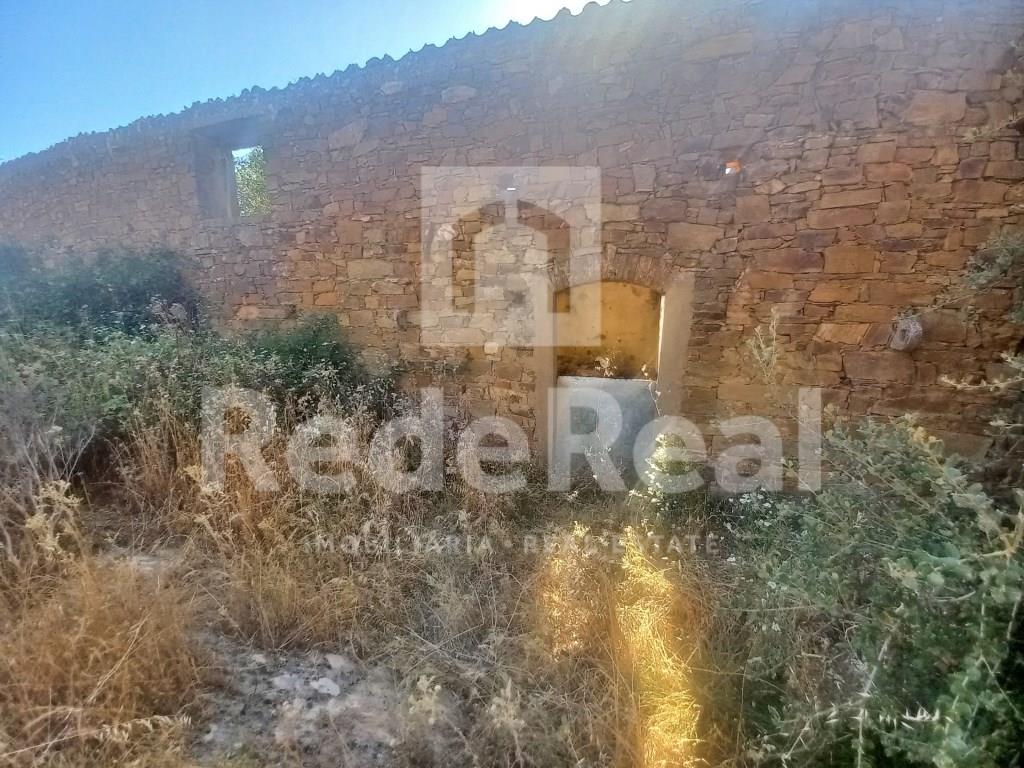 Land with Ruin located in Sítio das Éguas - Salir, municipality of Loulé.