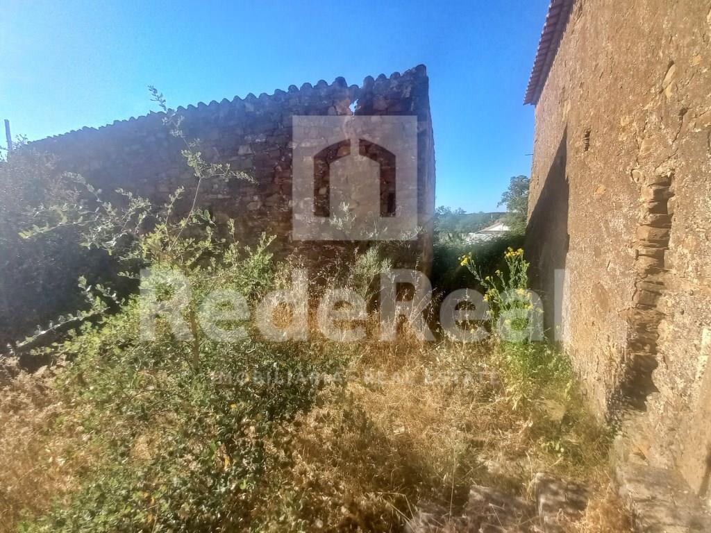 Land with Ruin located in Sítio das Éguas - Salir, municipality of Loulé.