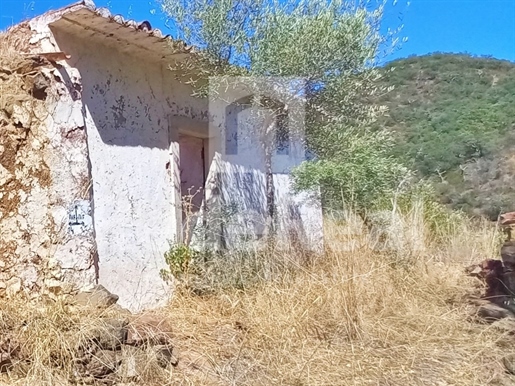 Terreno con rovina situato a Sítio de Barranco, comune di Loulé.