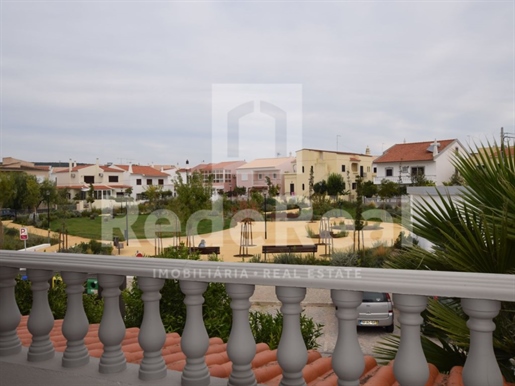 Villa de 4 chambres à vendre dans un quartier calme en plein Centre de Loulé-Algarve