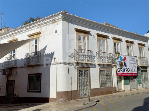 Two offices/shops in a premium area in downtown Faro