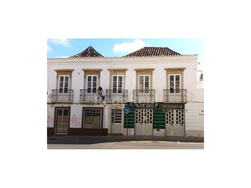 Two offices/shops in a premium area in downtown Faro