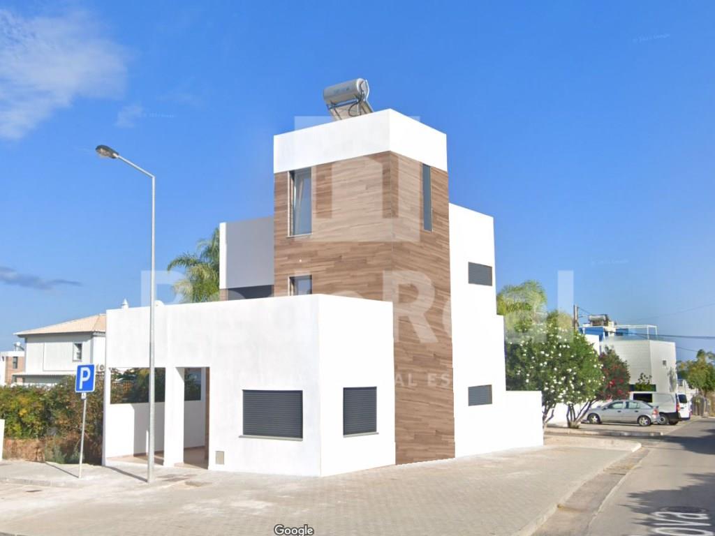 Villa mit 2+1 Schlafzimmer und Keller 15 Minuten vom Strand entfernt