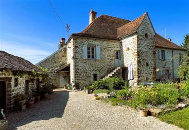 Beaune 30 min. Character property with beautiful outbuildings