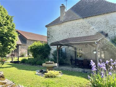 Beaune 30 min. Character property with beautiful outbuildings