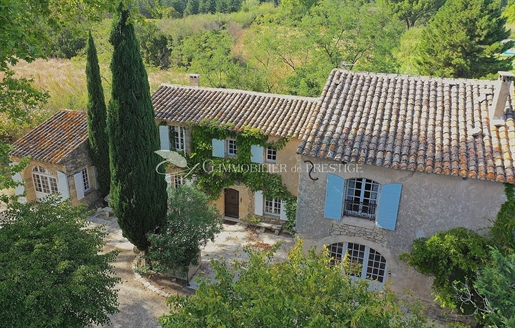 In Cavaillon, a farmhouse with swimming pool