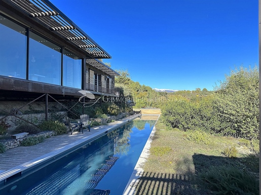 A contemporary villa with a view and a 25-meter swimming pool