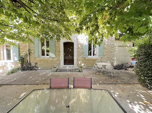 Une demeure en pierre avec piscine
