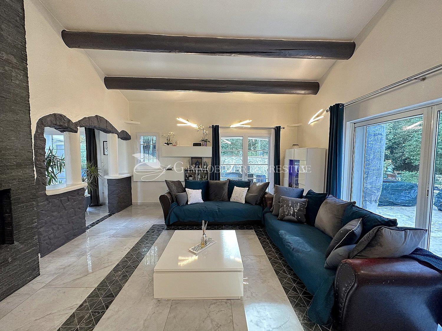 In Pernes les Fontaines, a villa with swimming pool
