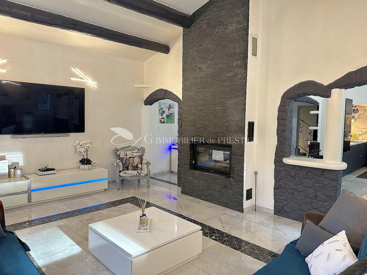 In Pernes les Fontaines, a villa with swimming pool
