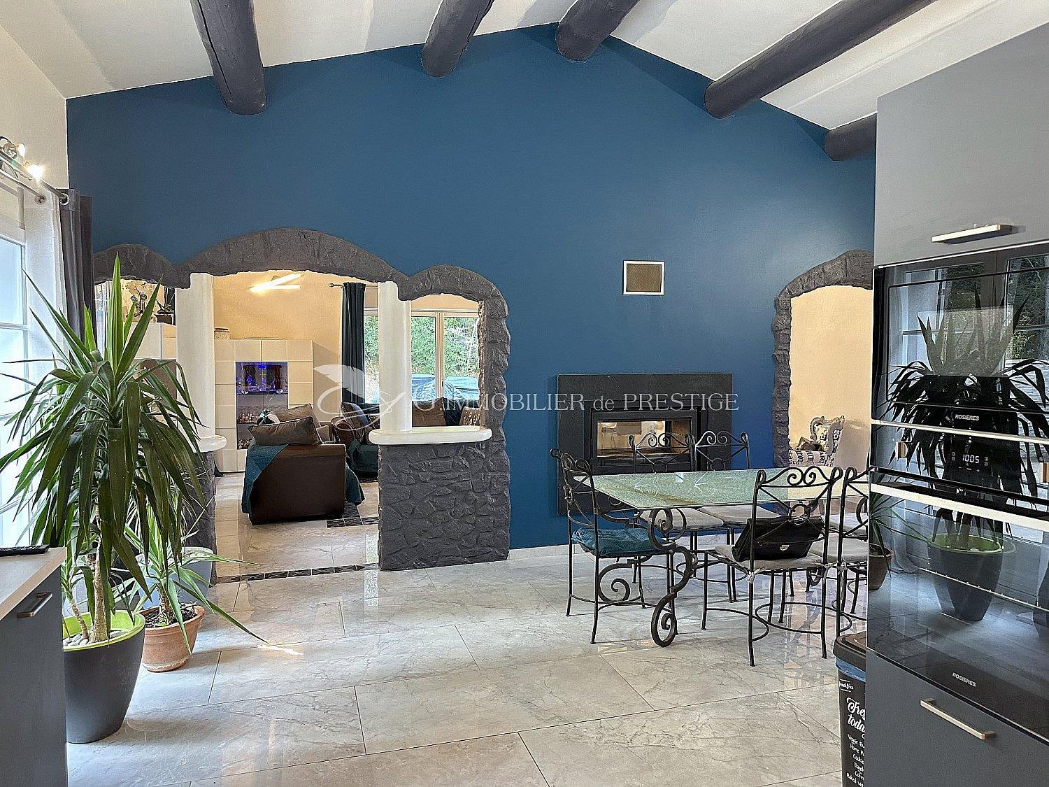 In Pernes les Fontaines, a villa with swimming pool