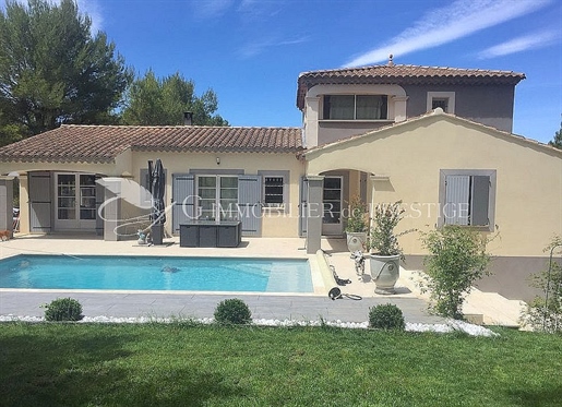 In Pernes les Fontaines, a villa with swimming pool