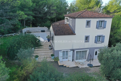 In Pernes les Fontaines, a villa with swimming pool