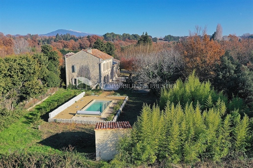 In Loriol-du-Comtat, a pretty farmhouse with swimming pool