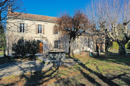 In Loriol-du-Comtat, a pretty farmhouse with swimming pool