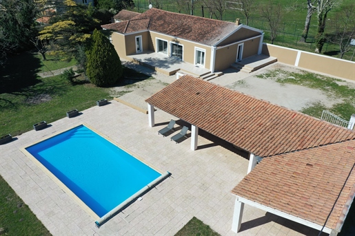 A villa with swimming pool and building potential