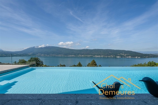 Panoramic, commanding view over the whole of Lake Annecy