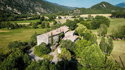 18Th century hamlet for sale in the mountains of Haute Provence