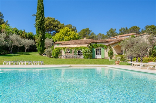 Peaceful house with a beautiful view for sale 15 minutes from Aix-en-Provence