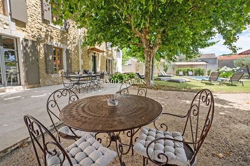 Renovated farmhouse for sale at the foot of the Alpilles