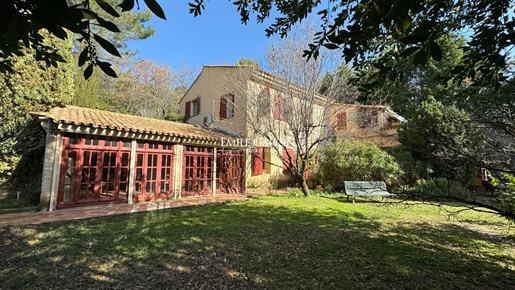 Beautiful property for sale on more than 2.5 hectares of land in the countryside outside Aix