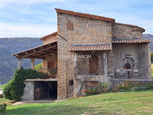 Ancienne ferme proche de Digne les Bains, avec une vue superbe sur 32 hectares