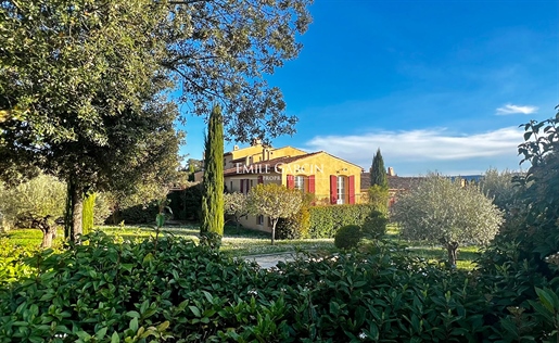 Zuid-Luberon - Mooi huis te koop op een Provençaals landgoed