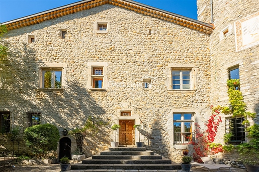 Castillo de pueblo del siglo XV en venta entre Drôme y Haute Provence