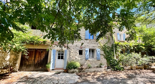 Charming house for sale in a hamlet near Cucuron in the South Luberon