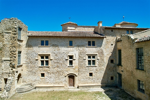 Listed château for sale in the Sud Luberon region