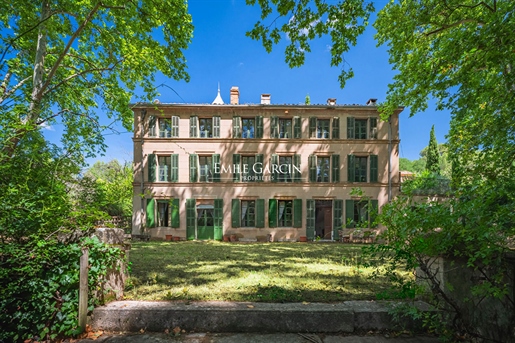 Magnifique propriété fin XVIIe à restaurer, à vendre, à 20 mn au sud d'Aix-en-Provence