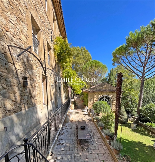Außergewöhnliches Anwesen in einem Dorf 20 Minuten von Aix-en-Provence entfernt