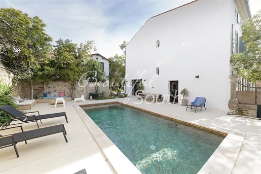 Elegant Maison de Maître met tuin, zwembad, schuur en bijgebouw, eetkamers
