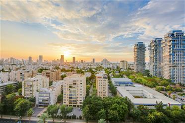 Luxurious Apartment For Sale in Israel in Tel Aviv in the Beautiful New Area Park Tzameret Neighborh