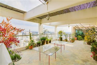 For Sale a Penthouse in Israel in Ramat Gan in the Magnificent Neve Marom Neighborhood