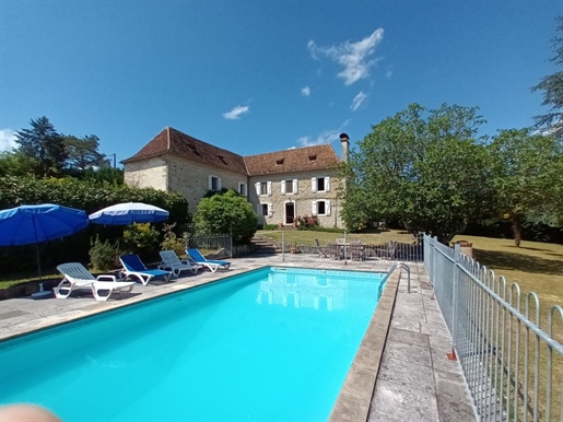 Charming Béarnaise stone house, in quiet garden with swimming pool