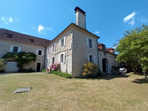 Charming Béarnaise stone house, in quiet garden with swimming pool