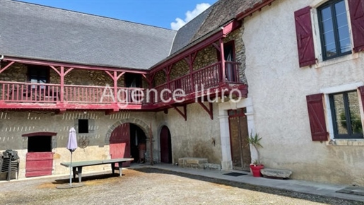 Exclusiviteit - Tussen Oloron en Pau - Oude gerenoveerde boerderij met bijgebouwen op circa 2.895 m