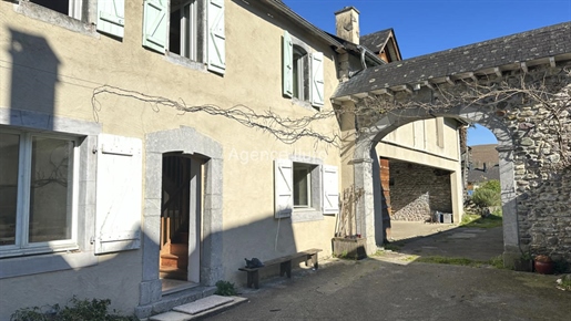 Near Oloron - Beautiful Béarnaise house T5 of 170 m² on 761 m² of land -