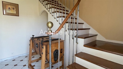 Near Oloron center - In quiet area, magnificent architect's house T5 with large basement