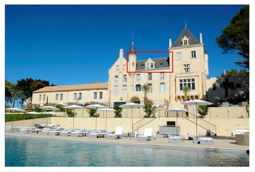 2 sovrum, 2 badrum lägenhet i huvud chateau byggnad med gemensam pool på lyxiga vingårdar